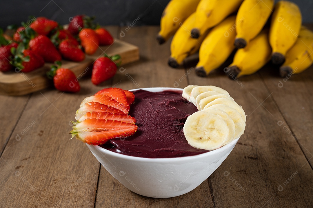Tigela Branca de Açai baga Congelado Brasileiro com Banana e Morango