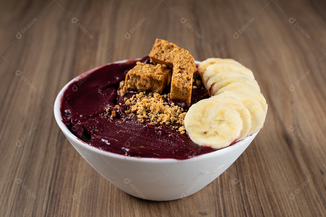 Tigela branca de Açaí com Banana Morango e Paçoca.