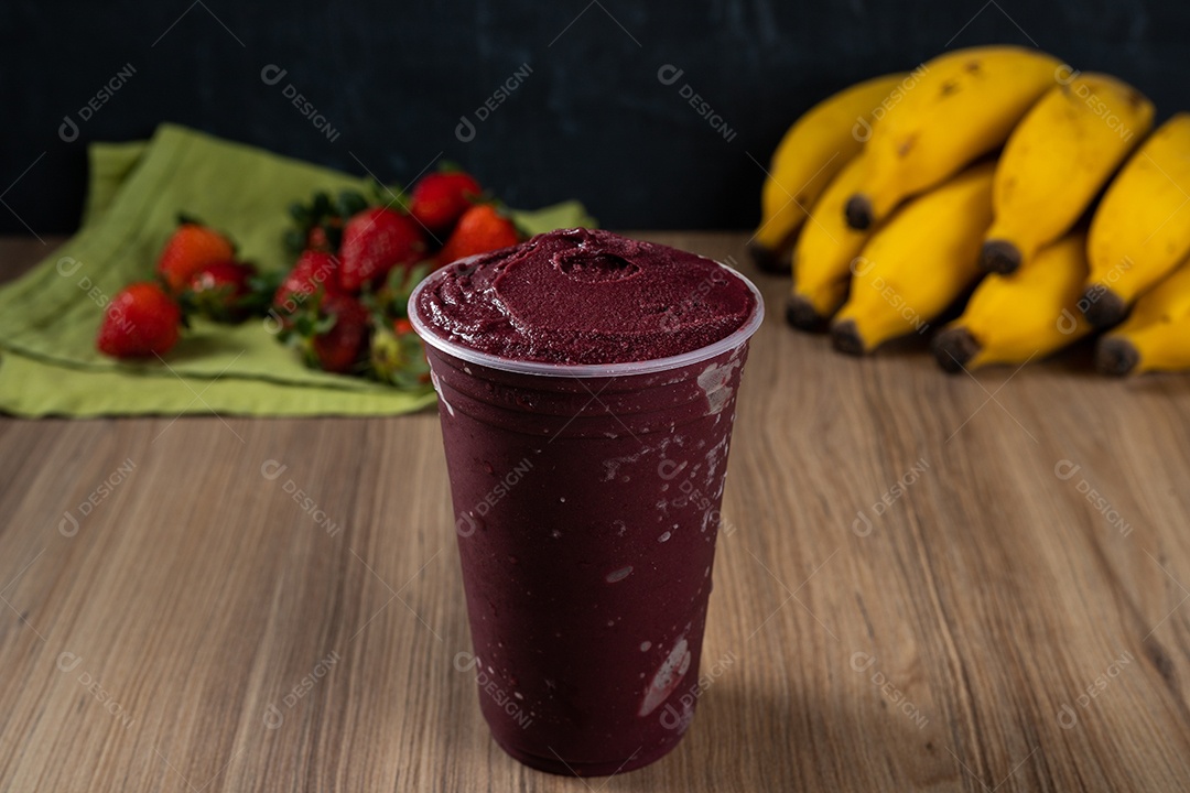 Copo de Açaí sobre uma mesa de madeira