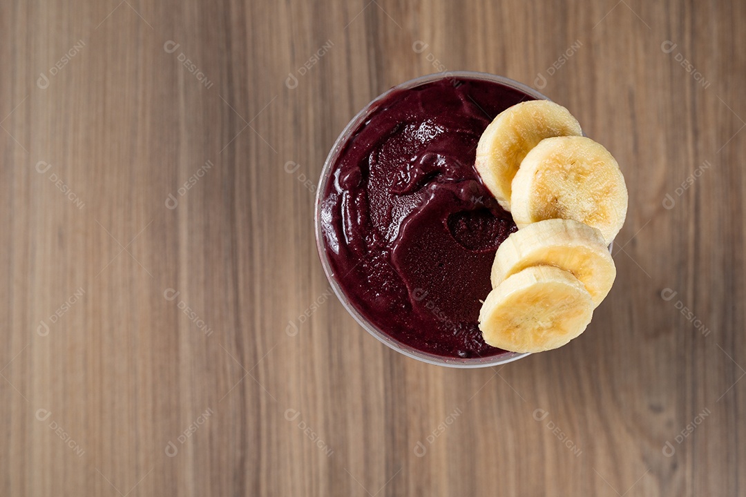 Copo de Açaí com Banana Morango e Paçoca.