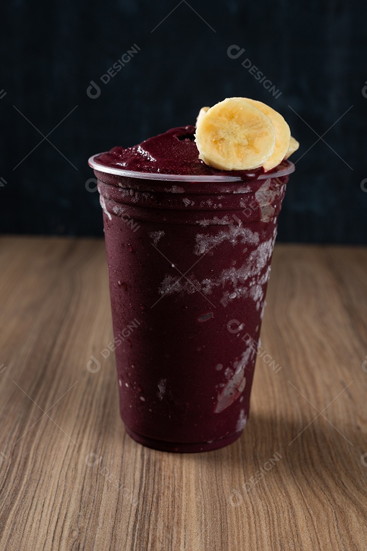 Copo de Açaí com Banana Morango e Paçoca.