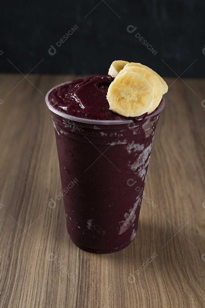 Copo de Açaí com Banana Morango e Paçoca.