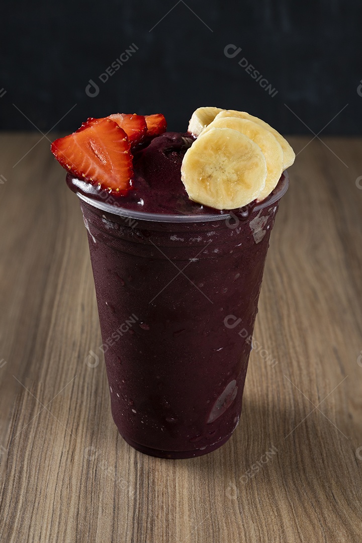 Copo de Açaí com Banana Morango e Paçoca.