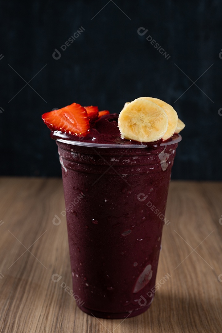Copo de Açaí com Banana Morango e Paçoca.