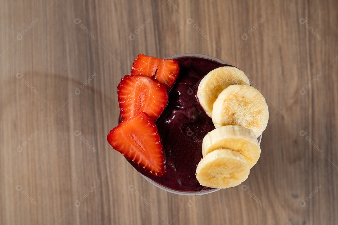 Copo de Açaí com Banana Morango e Paçoca.