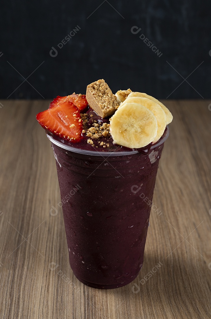 Copo de Açaí com Banana Morango e Paçoca.
