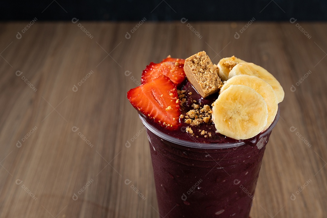 Copo de Açaí com Banana Morango e Paçoca.