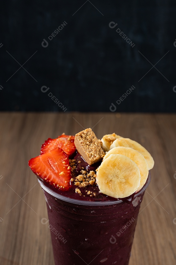 Copo de Açaí com Banana Morango e Paçoca.