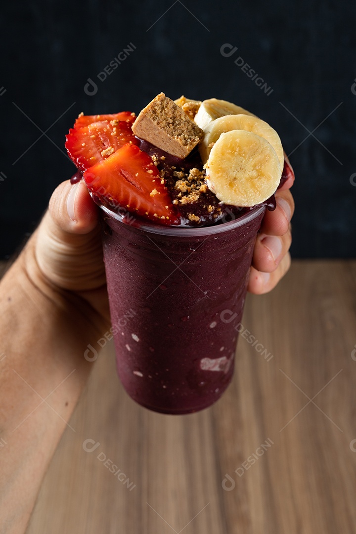 Copo de Açaí com Banana Morango e Paçoca.