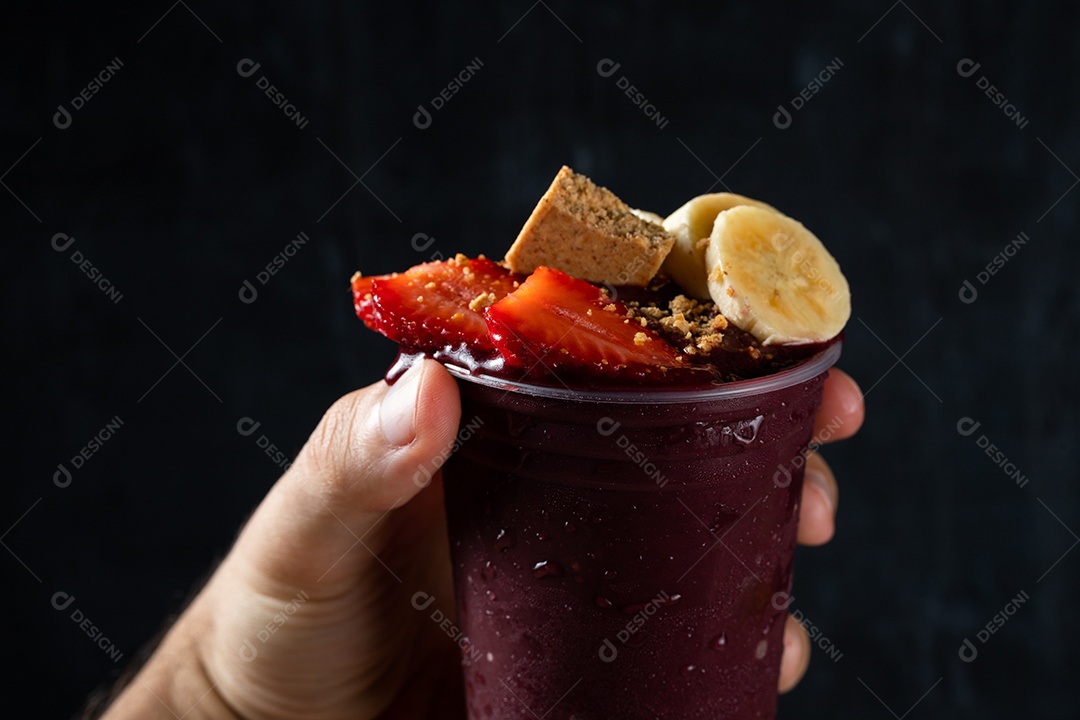 Copo de Açaí com Banana Morango e Paçoca.