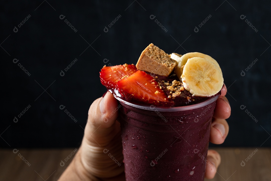 Copo de Açaí com Banana Morango e Paçoca.