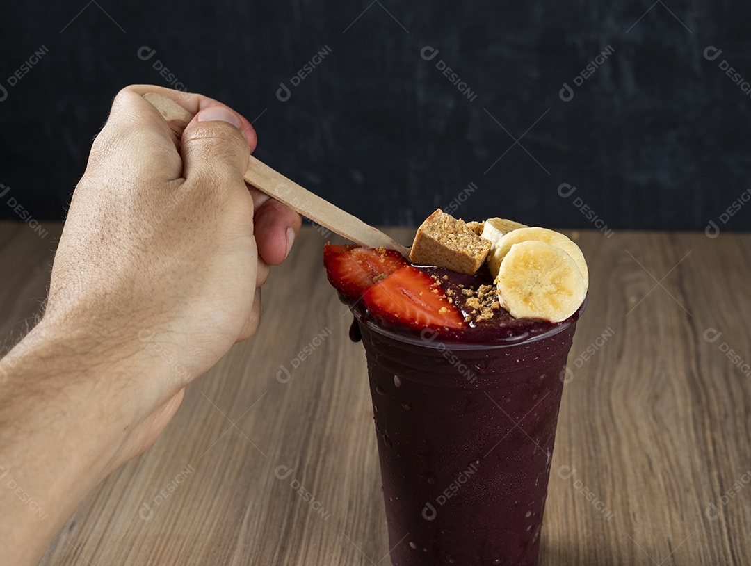 Copo de Açaí com Banana Morango e Paçoca.