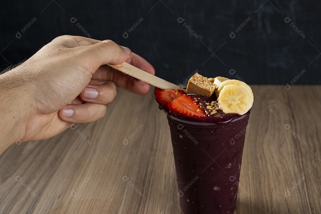Copo de Açaí com Banana Morango e Paçoca.