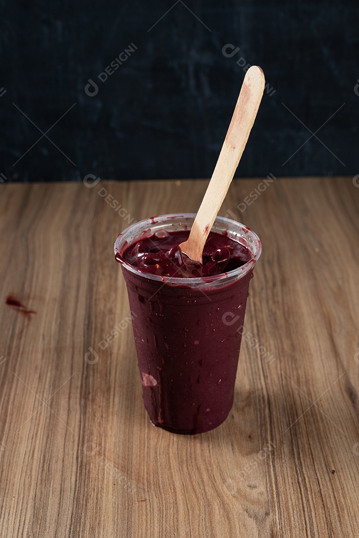 Copo de Açaí com Banana Morango e Paçoca.