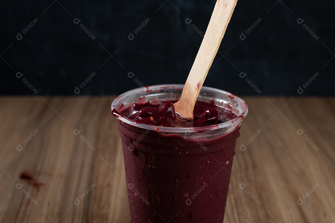 Copo de Açaí sobre uma mesa de madeira