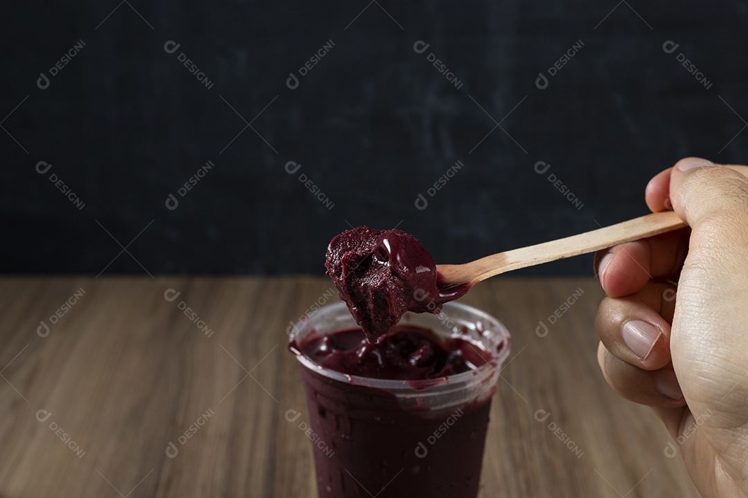 Copo de Açaí sobre uma mesa de madeira