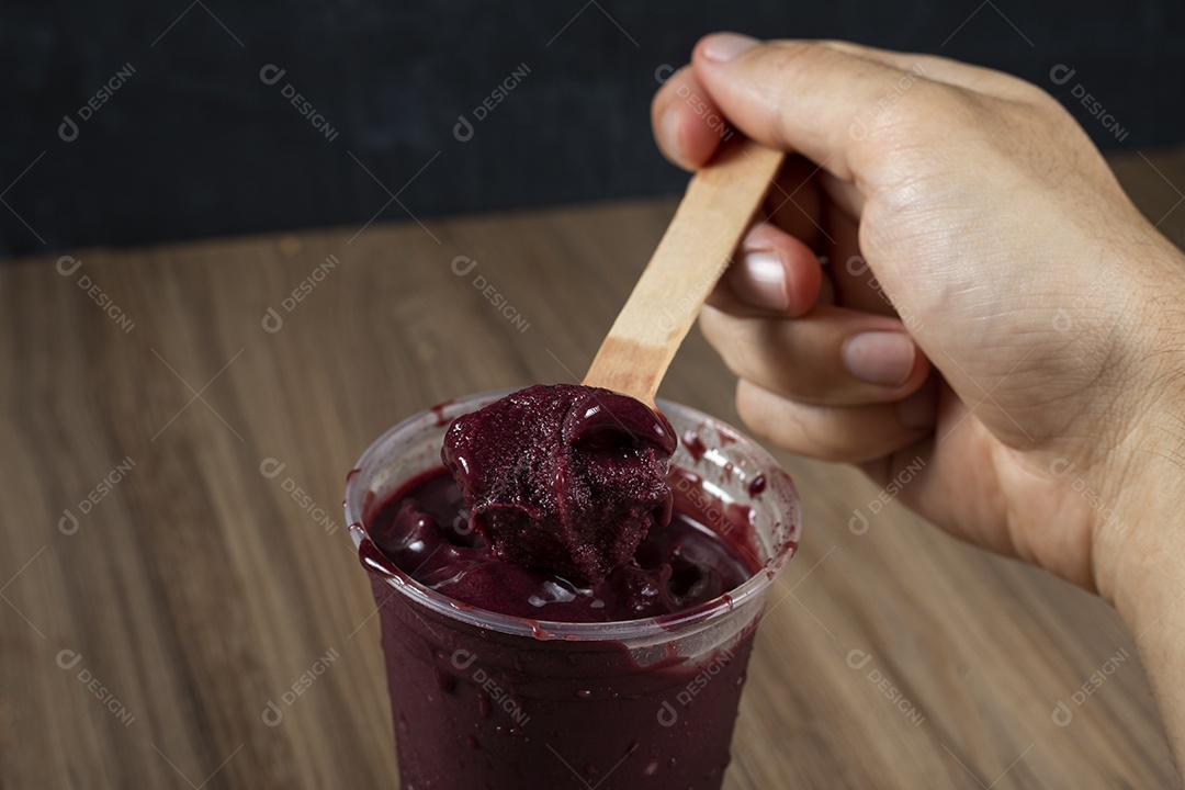 Copo de Açaí sobre uma mesa de madeira