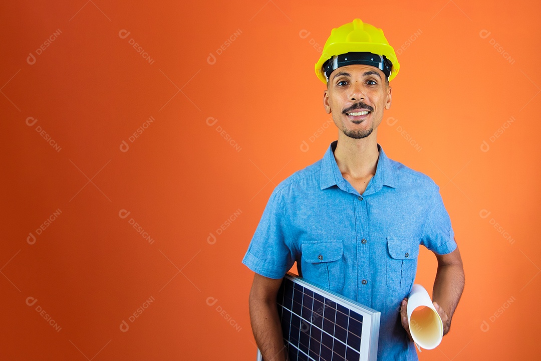 Engenheiro segurando painel solar fotovoltaico.