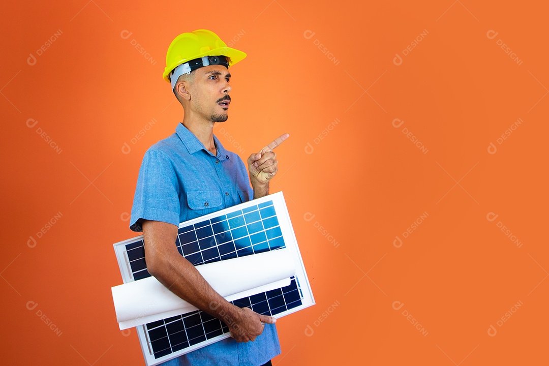 Engenheiro segurando painel solar fotovoltaico.