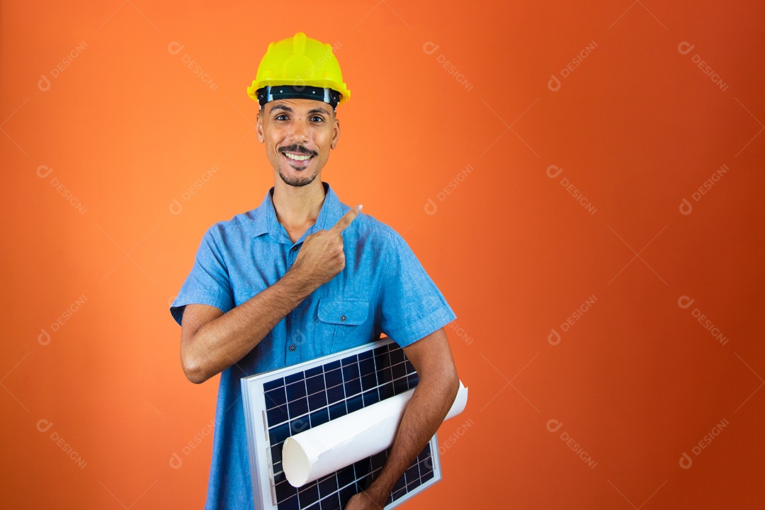 Engenheiro segurando painel solar fotovoltaico.