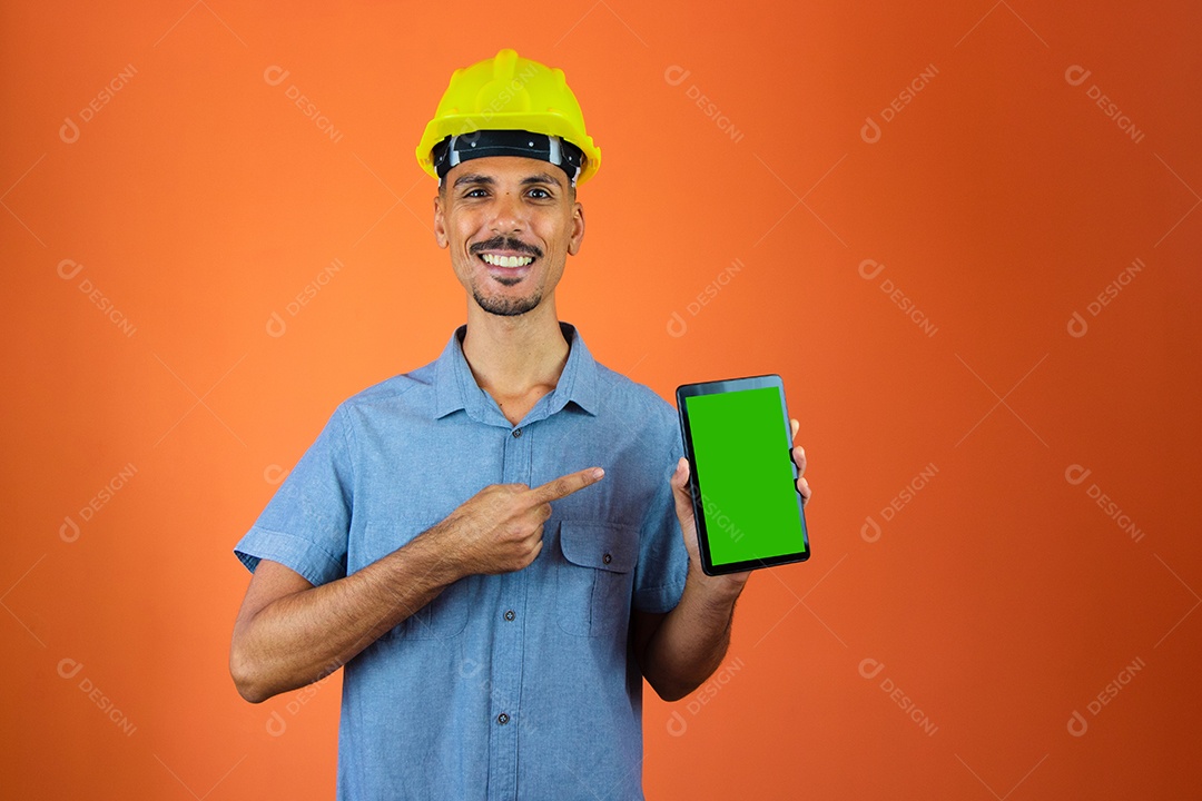 Engenheiro segurando painel solar fotovoltaico.