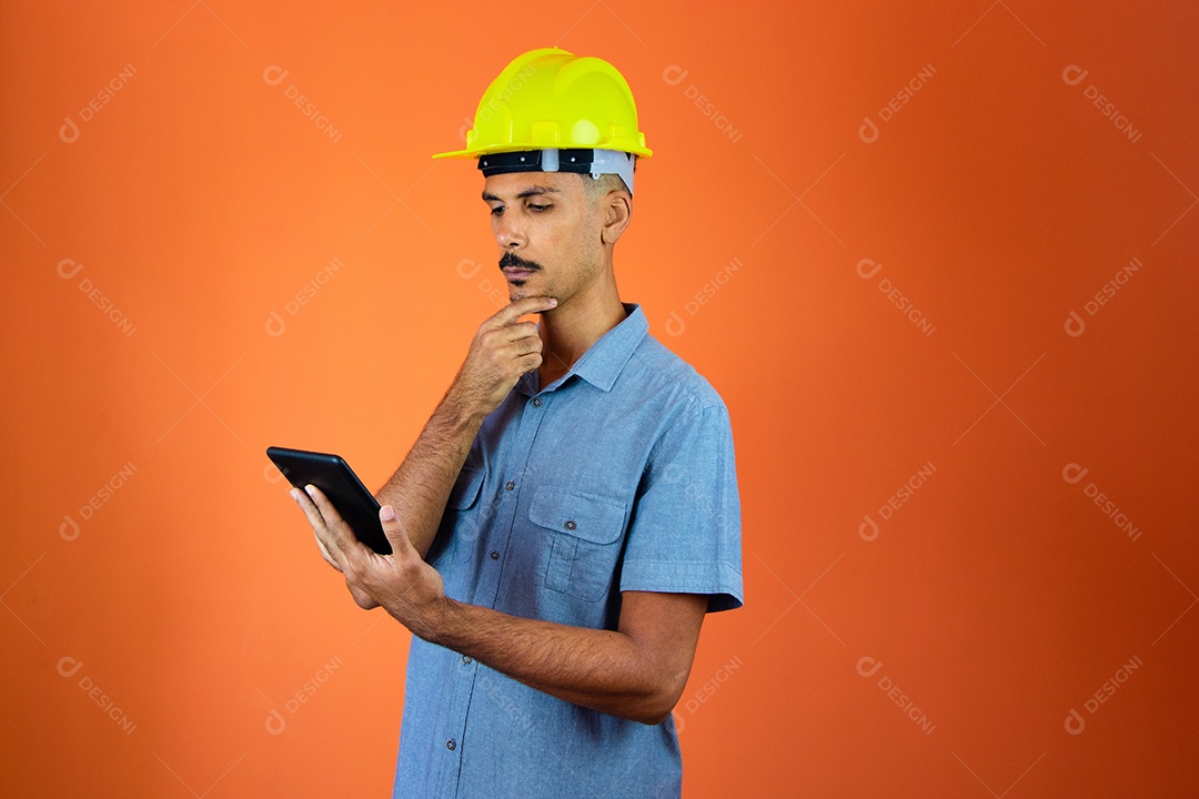 Engenheiro segurando painel solar fotovoltaico.