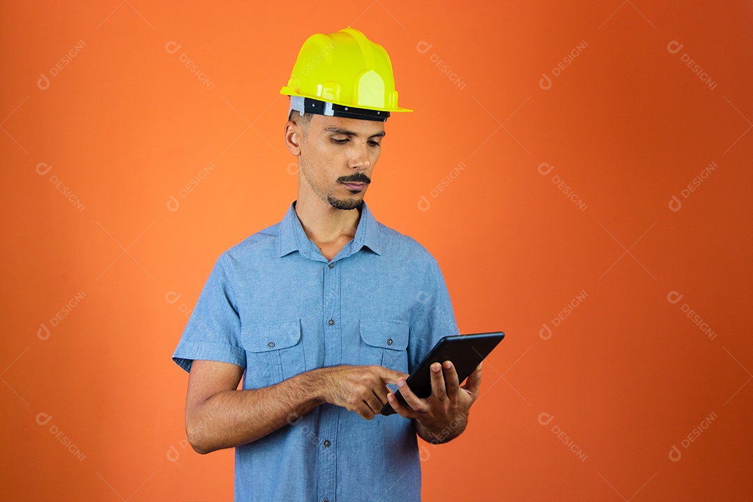 Engenheiro segurando painel solar fotovoltaico.