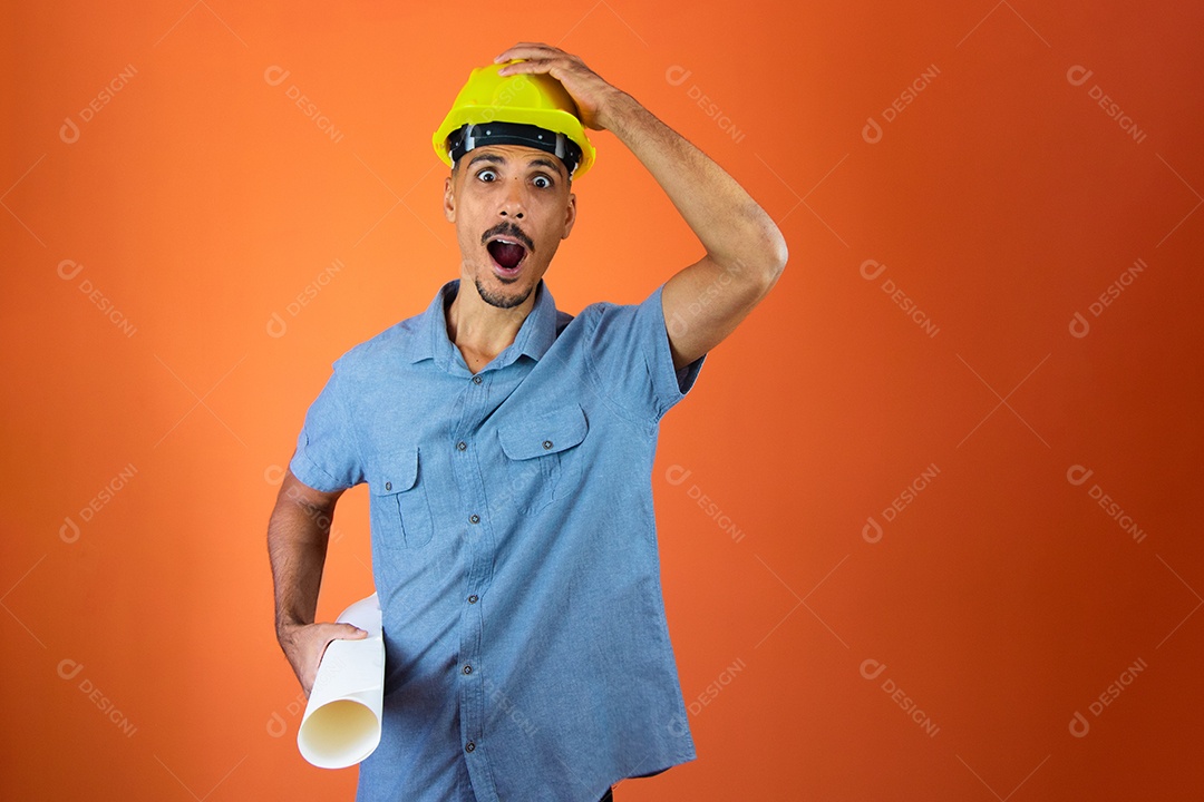 Engenheiro segurando painel solar fotovoltaico.