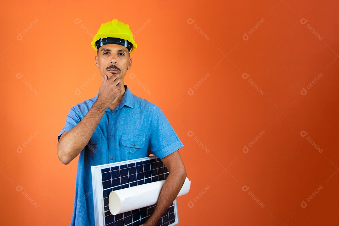 Dia de engenheiros - homem negro em capacete de segurança e camisa azul isolado.