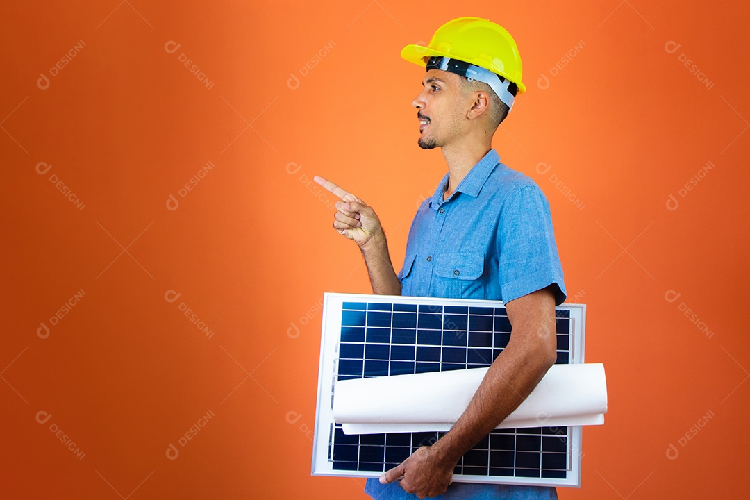 Dia de engenheiros - homem negro em capacete de segurança e camisa azul isolado.