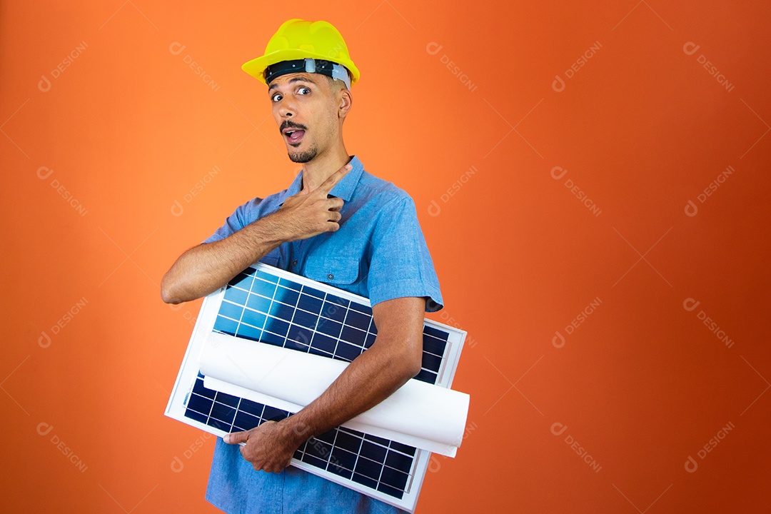 Dia de engenheiros - homem negro em capacete de segurança e camisa azul isolado.