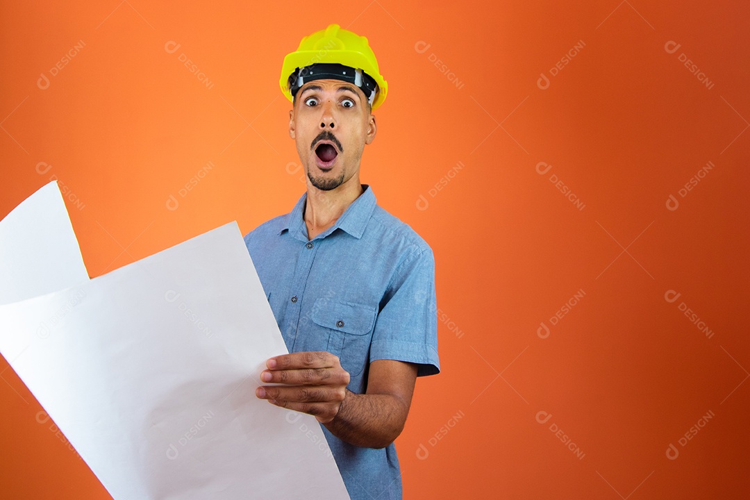 Dia de engenheiros - homem negro em capacete de segurança e camisa azul isolado.