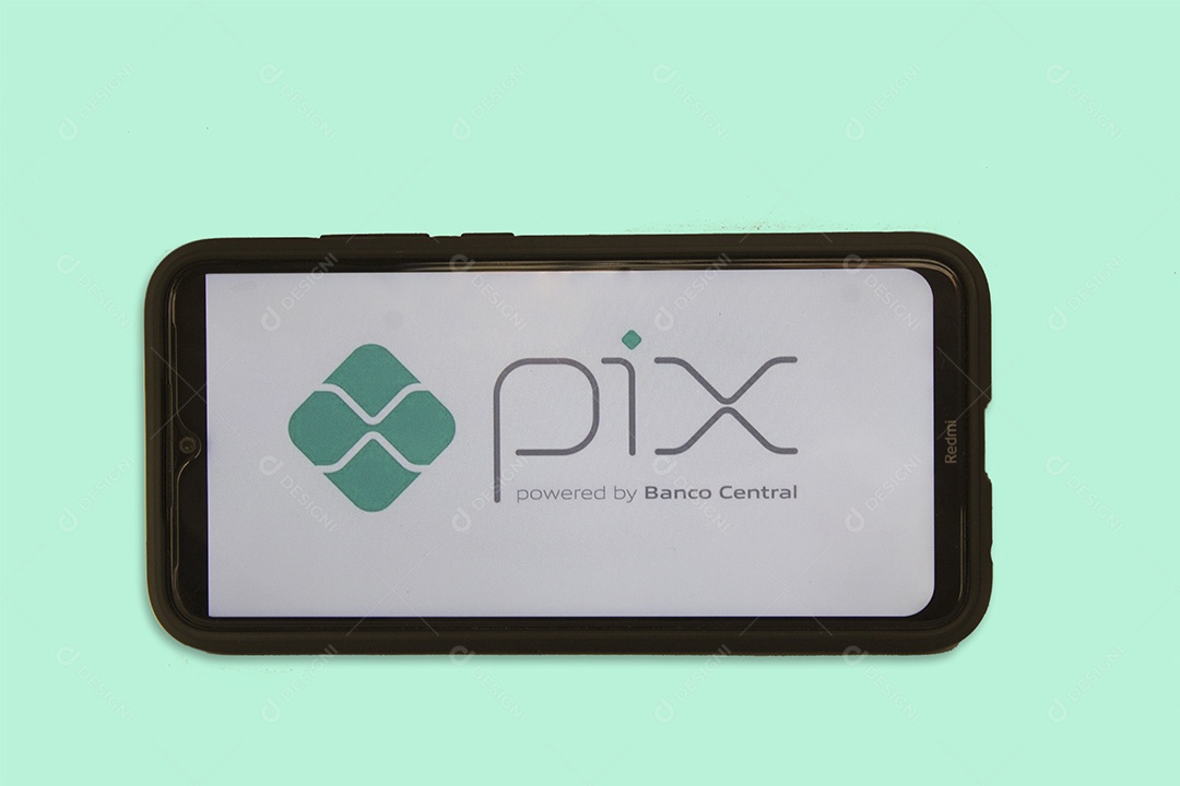 Celular com a logo do PIX