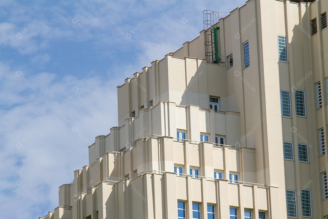 Fachada de prédio antigo no centro do Rio de Janeiro.
