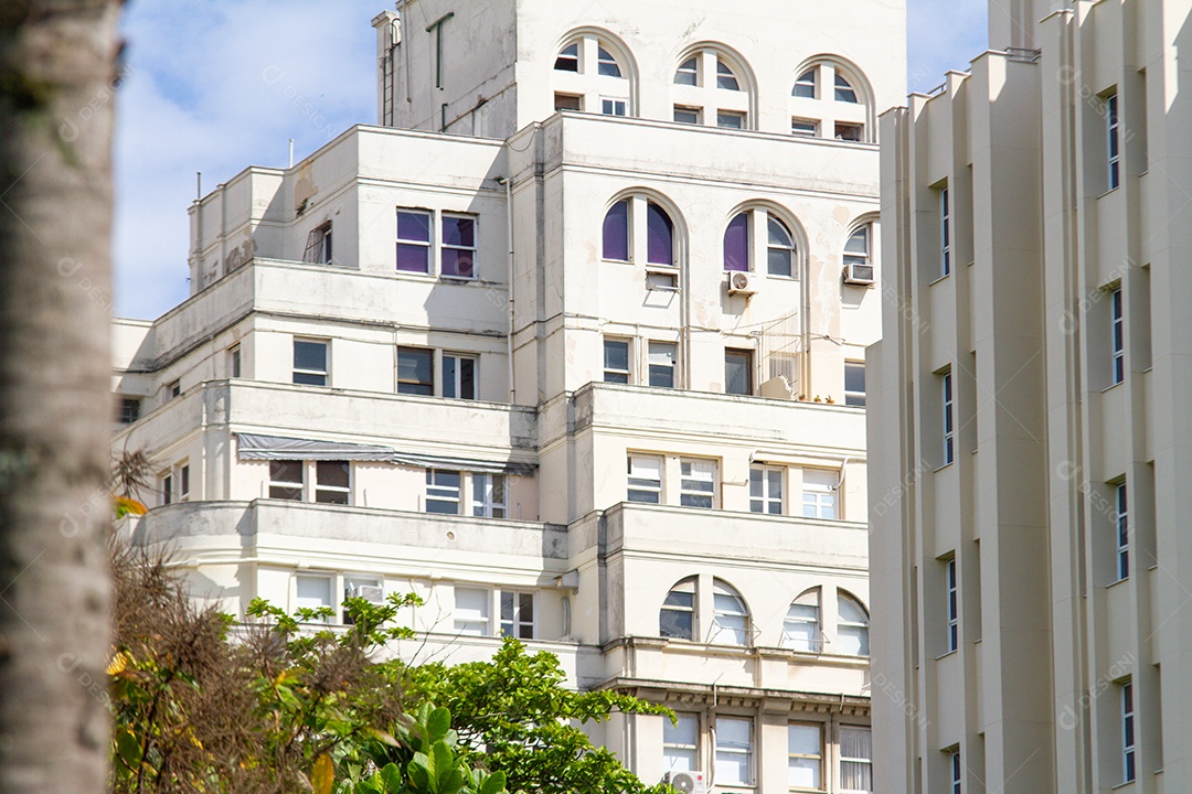 Fachada de prédio antigo no centro do Rio de Janeiro.