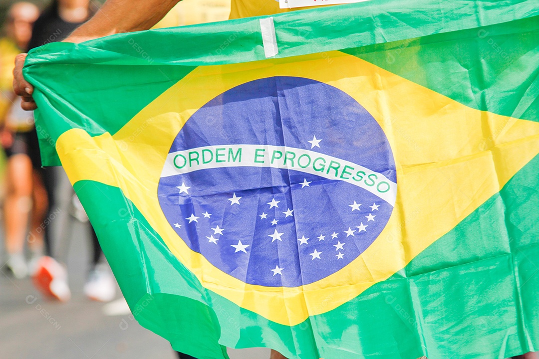 Bandeira do Brasil ao ar livre em um dia ensolarado no Rio de Janeiro.