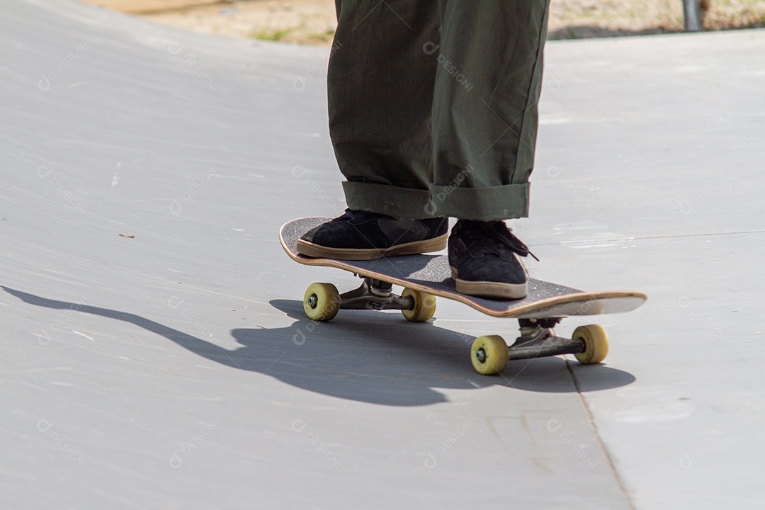 Garota andando de skate em uma pista de skate no Rio de Janeiro.