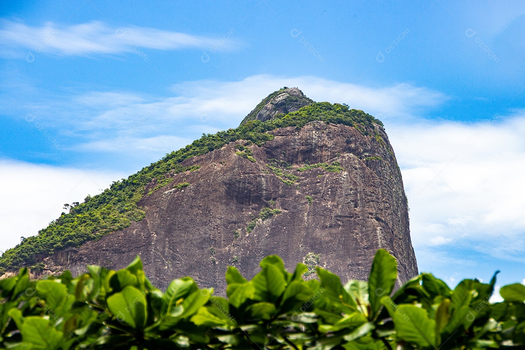 Dois Irmãos da Colina visto do bairro de Ipanema no Rio de Janeiro.