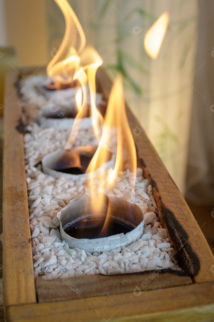Pequeno fogão cercado por pedras no Rio de Janeiro.