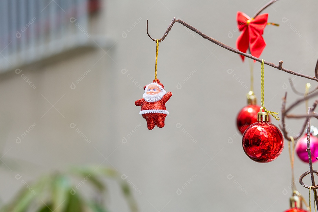 Enfeites de Natal em uma árvore ao ar livre no Rio de Janeiro, Brasil.