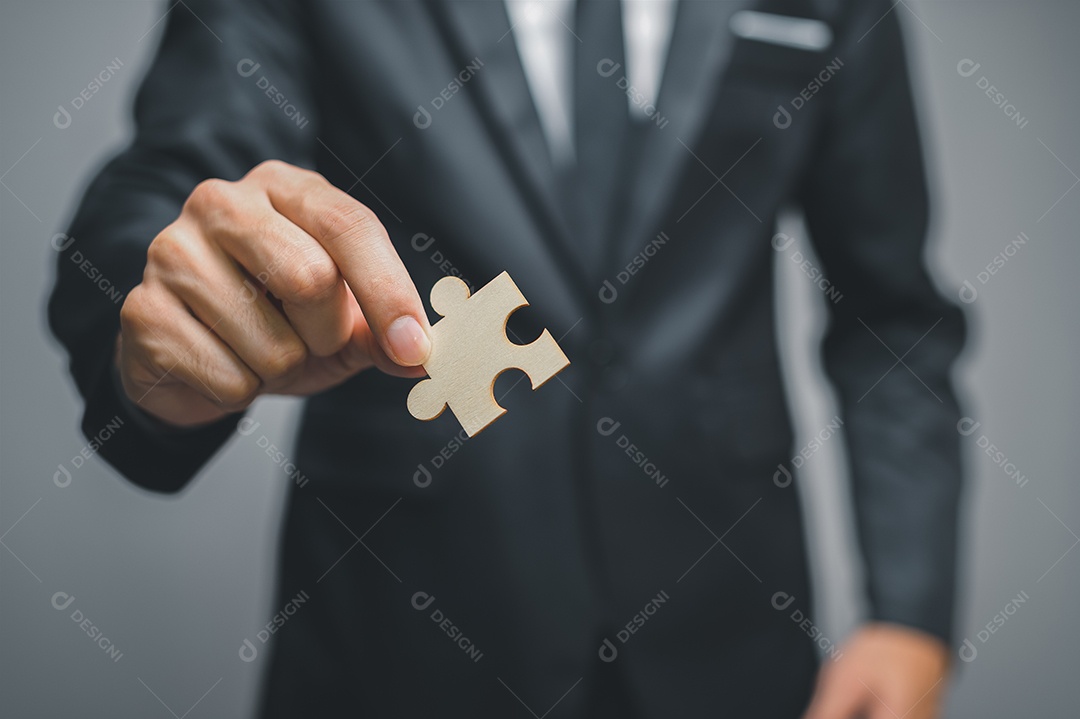 Negócios Encontre novas soluções, sucesso e estratégia conectando a montagem do quebra-cabeça