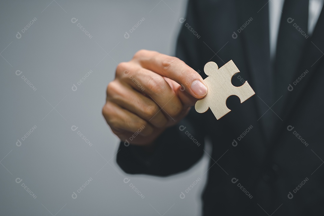 Negócios Encontre novas soluções, sucesso e estratégia conectando a montagem do quebra-cabeça