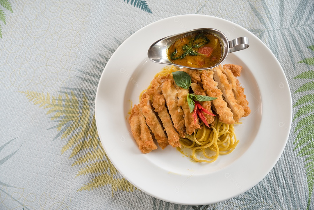 Prato de macarronada sobre prato branco mesa de um restaurante janta
