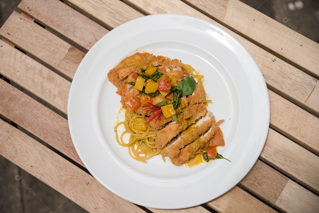 Prato de macarronada sobre prato branco mesa de um restaurante janta