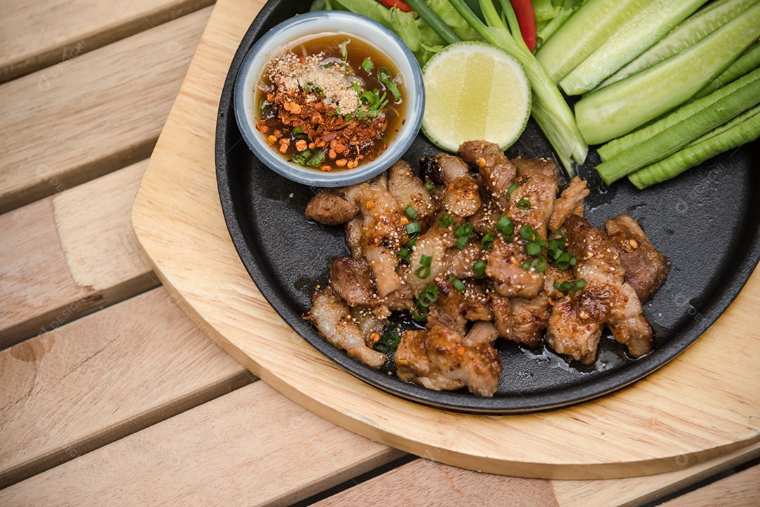 Prato sobre uma mesa de madeira legumes limão carne molho