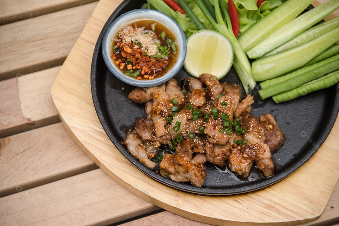 Prato sobre uma mesa de madeira legumes limão carne molho