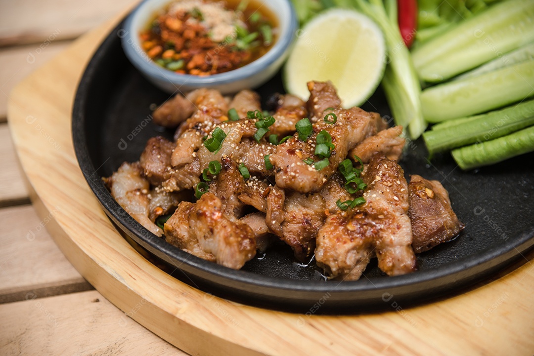 Prato sobre uma mesa de madeira legumes limão carne molho