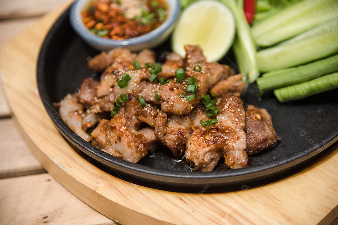 Prato sobre uma mesa de madeira legumes limão carne molho