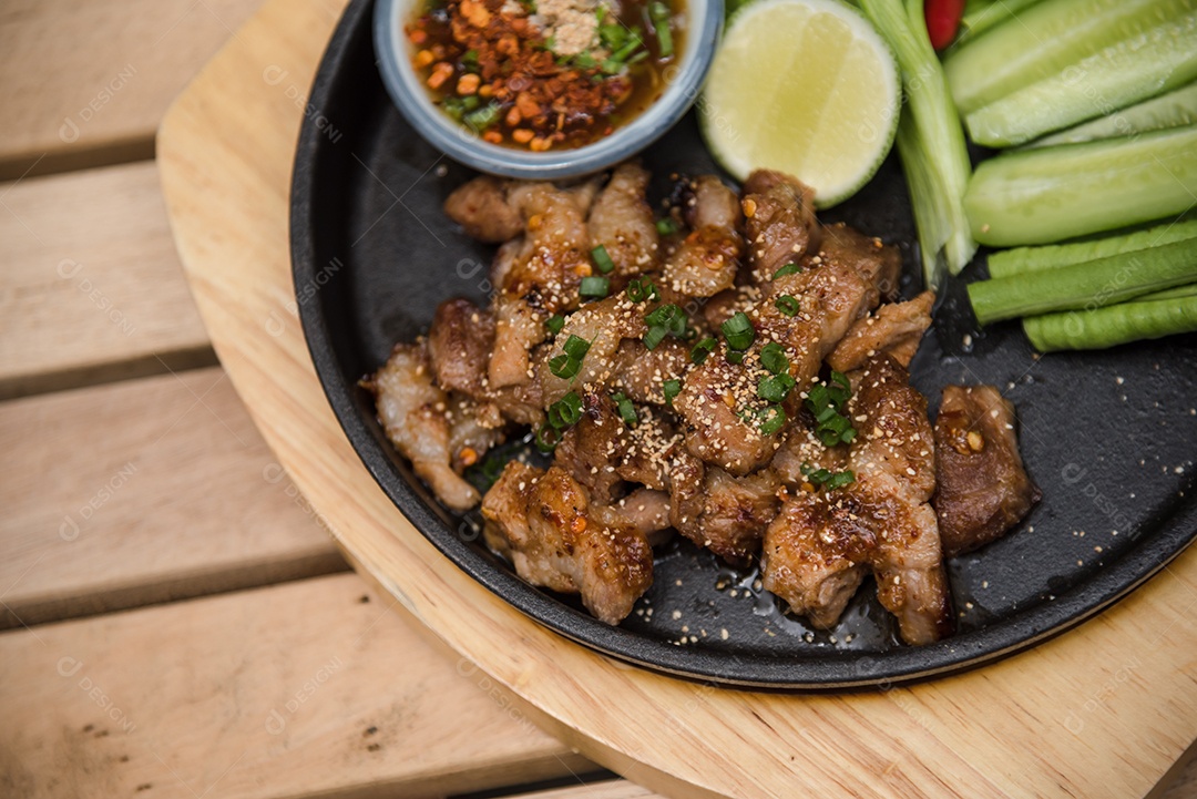 Prato sobre uma mesa de madeira legumes limão carne molho