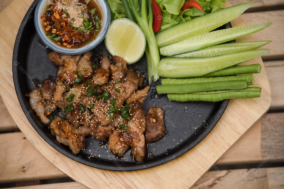 Prato sobre uma mesa de madeira legumes limão carne molho